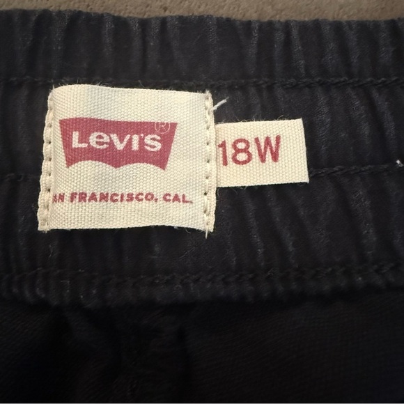 Levi’s Women’s Plus Size Black Jogger Pants - Picture 6 of 9